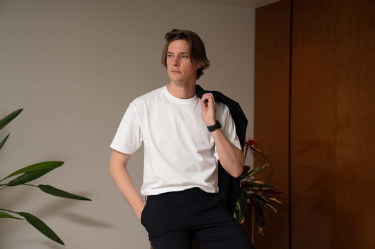 厚手の白Tシャツで叶える大人のメンズスタイル