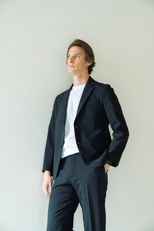 白Tシャツで格上げするメンズセットアップスタイルガイド